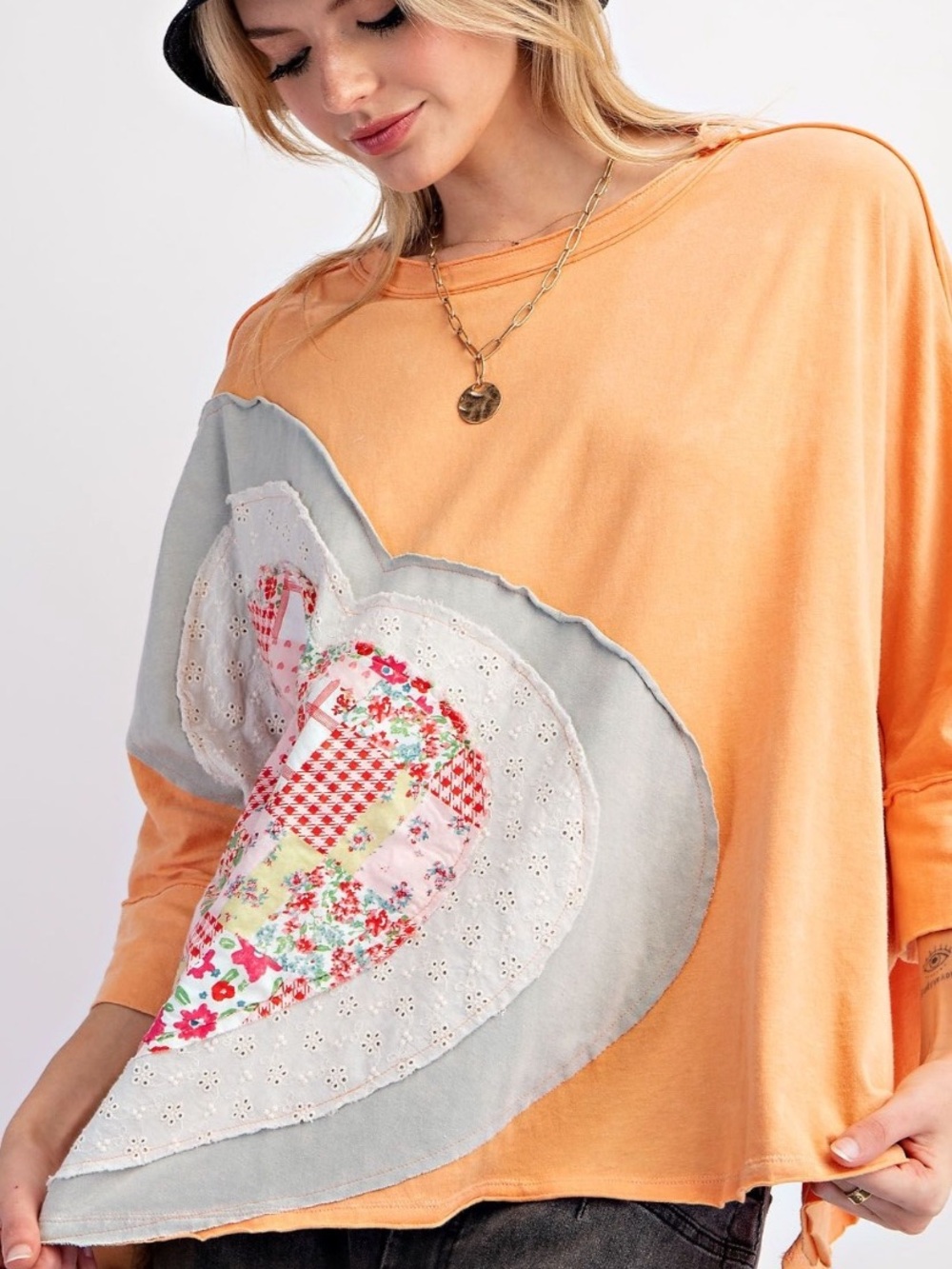 101 ❤️ EASEL HEART PATCH MINERAL WASHED KNIT TOP
-HALF SLEEVES - Picture 2 of 3
